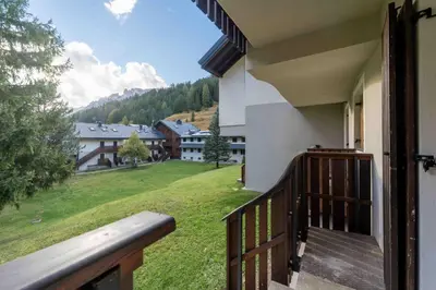 a balcony of a house with a view of a yard at Cesa Agnol in Mazzin