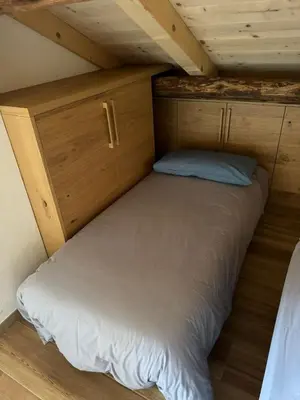 a bed in a small room in a cabin at Caluma El Paradis in Comune Rivamonte Agordino