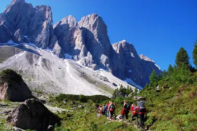 a group of people walking on a mountain trail at Peterwieshof in Funes
