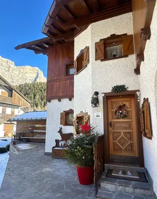 a building with a wooden door and a porch at Cesira in Mareson