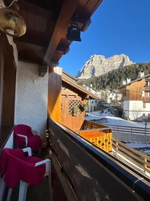 a balcony with chairs and a view of a mountain at Cesira in Mareson