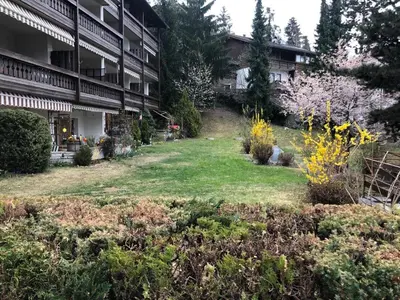 a garden in front of a building with flowers at Casa dolce casa in Vols am Schlern