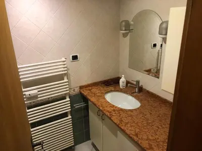 a bathroom with a sink and a mirror at Casa dolce casa in Vols am Schlern