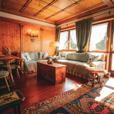 Cortina Wood Home - a short walk from the center
