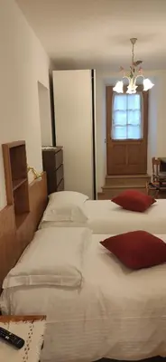 a bedroom with two beds with a window and a window at Bella Cortina - comodo al centro e impianti, con garage in Cortina dʼAmpezzo