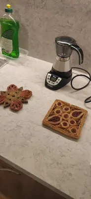 a counter with a blender and a rug on it at Bella Cortina - comodo al centro e impianti, con garage in Cortina dʼAmpezzo