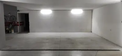 an empty room with two lights on the wall at Bella Cortina - comodo al centro e impianti, con garage in Cortina dʼAmpezzo