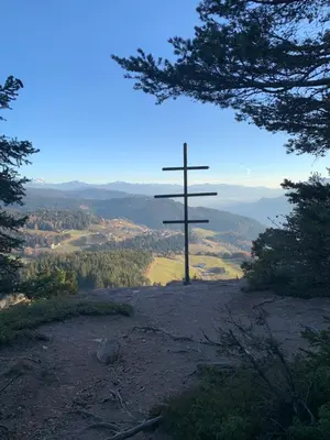 a cross on the top of a hill at Grunen Baum - Vöran in Verano