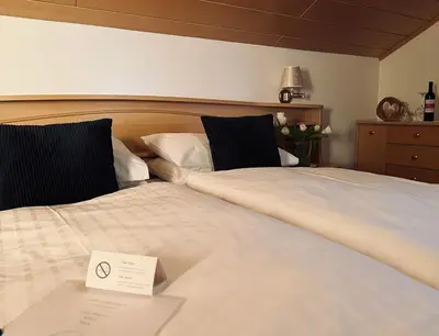 a bedroom with a bed with a sign on it at Grunen Baum - Vöran in Verano