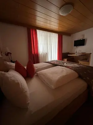 a bedroom with a large bed with a window at Grunen Baum - Vöran in Verano