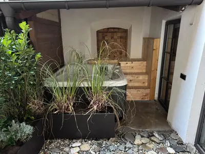 a garden with plants in front of a building at La Maison 35 - Zentrales Wohnhaus in Bruneck in Brunico
