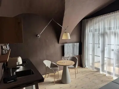 a kitchen with a table and chairs and a window at La Maison 35 - Zentrales Wohnhaus in Bruneck in Brunico