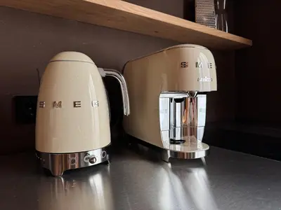 two coffee machines sitting on top of a counter at La Maison 35 - Zentrales Wohnhaus in Bruneck in Brunico