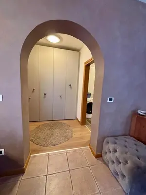 an archway in a room with a living room at Villa Serena - appartamento a Fiera di Primiero in Tonadico