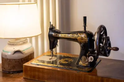 a sewing machine sitting on a table next to a lamp at Appartamento Al Cirmolo - 4 Camere in Pieno Centro di Fiera di Primiero in Fiera di Primiero