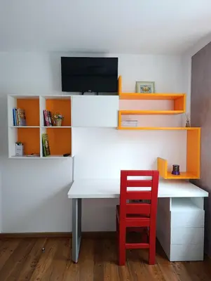 a white desk with a red chair in a room at Casa Evelina con Parcheggio esterno e Garage gratis, appartamento con idromassaggio per due in Sanzeno