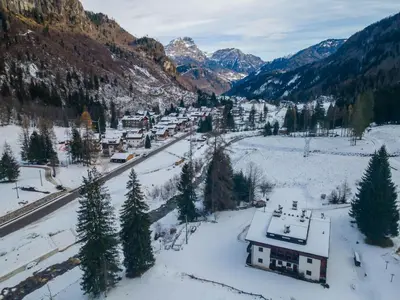 an aerial view of a village in the snow at El Barance-Boscoverde 2 in Sottoguda