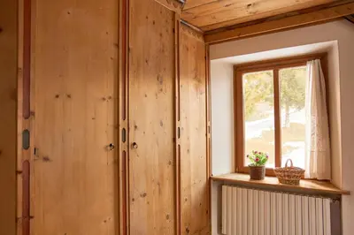 a room with a window and a radiator at Dimora Nobile d'Ottocento - parcheggio interno in Cortina dʼAmpezzo