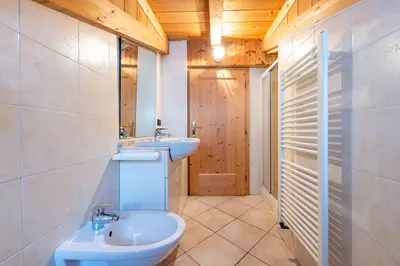 a bathroom with two sinks and a toilet at Cesa Cres in Pera