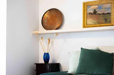a blue vase sitting on a table next to a couch at Cesa Cres in Pera