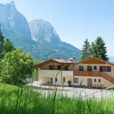 Apartment Wohnung in den Dolomiten mit traumhafter Aussicht by Interhome