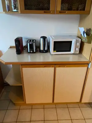a microwave sitting on top of a kitchen counter at Casa Iris in Laives