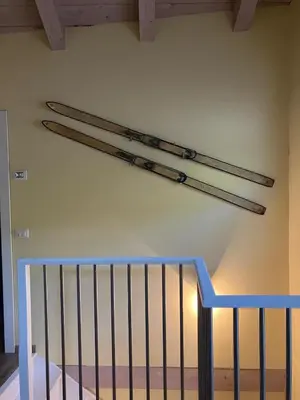 two pairs of skis hanging on a wall at Casa Mia in Agordo