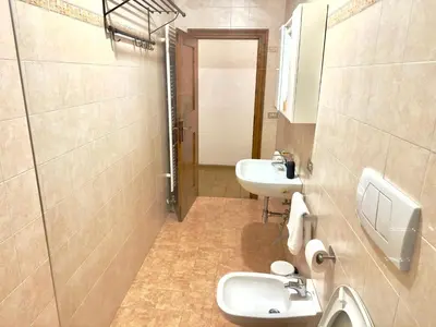 a bathroom with two sinks and two toilets in it at Casa Cortina 3 camere da letto e parcheggio in Cortina dʼAmpezzo