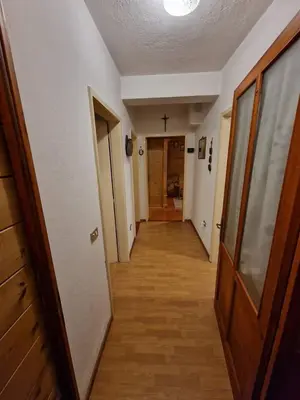 an empty hallway with a hallway leading to a room at Appartamento Lorena in Rocca Pietore