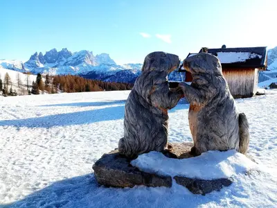 a statue of two polar bears drinking a drink at Villa Re Laurino Suite Respiro del bosco in Moena