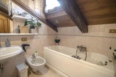 a bathroom with a sink and a tub and a toilet at Un angolo di comfort nel pieno centro di Cortina in Cortina dʼAmpezzo