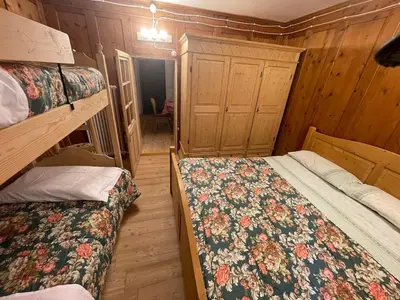 a bedroom with two beds in a cabin at Rustico NaturaViva in Valfloriana