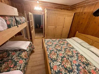 a bedroom with two beds in a cabin at Rustico NaturaViva in Valfloriana
