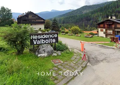 a sign for a residence yardride on the side of a road at HT - Mansarda panoramica nel cuore di San Vito in San Vito di Cadore