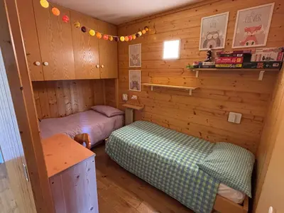 a room with two beds in a cabin at Il Nido in Carano