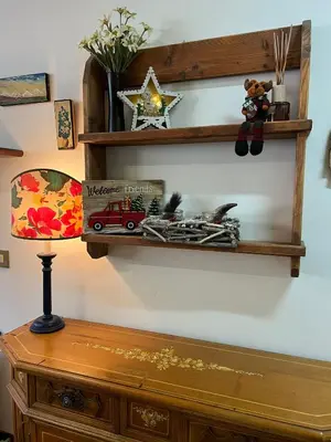 a shelf on a wall with a lamp on a desk at Cambra AGB in Campestrin
