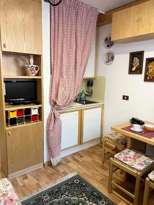 a living room with a kitchen and a table at Cambra AGB in Campestrin