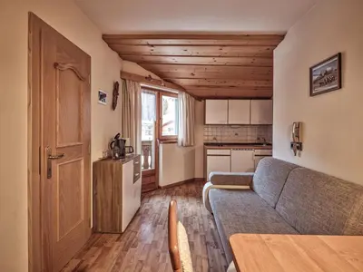 a living room with a couch and a kitchen at Fermeda in Villnoss
