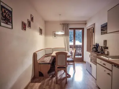 a kitchen and dining room with a table and chairs at Fermeda in Villnoss