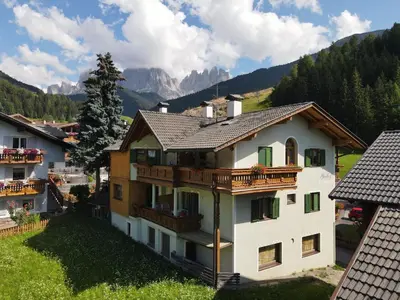 a house with a balcony in a village at Fermeda in Villnoss