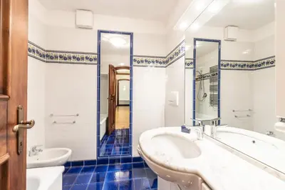 a bathroom with two sinks and a tub at Casa Cavallino, in centro a Cortina dAmpezzo in Cortina dʼAmpezzo