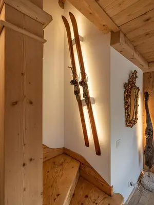 a room with skis hanging on the wall at Casa Poligrafica 2, panoramica e super confortevole in Cortina dʼAmpezzo