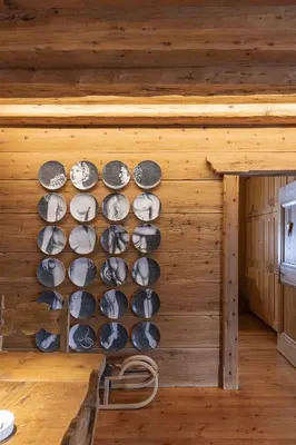 a wall with a bunch of clams in a room at Casa Merisanda, confortevole e immersa nel verde in Cortina dʼAmpezzo
