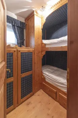 a cabin with two bunk beds in it at Casa Verzi, comoda e confortevole in pieno centro in Cortina dʼAmpezzo