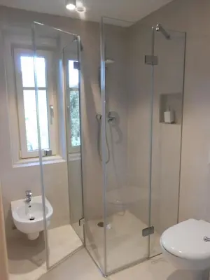a bathroom with a shower and a toilet and a sink at Ferienwohnung Lamprechtsburg in Brunico