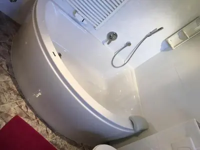 a white bath tub in a bathroom at Ferienwohnung im schönen Südtirol in Fiumes