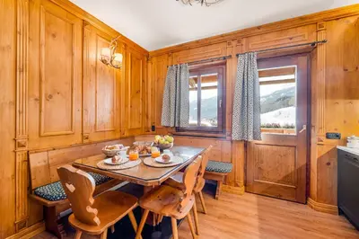 a dining room with a table and chairs at Chalet Mortisa, Cortina design apartment in Col
