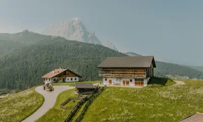 a dining room with a table and chairs at Gutonhof in Selva di Val Gardena