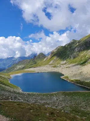a small lake in the middle of a mountain at Tratterhof Apartments in Vallarga