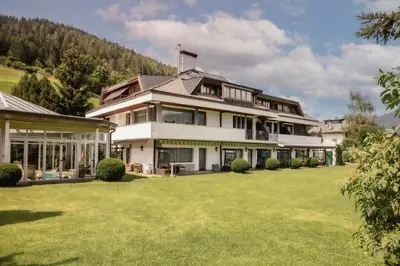 a large white house with a large yard at B&B Villa Pattis in Vipiteno